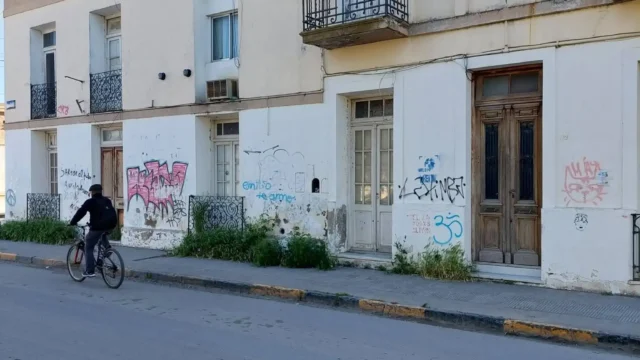 Una antigua casona, ex sede de un organismo oficial, totalmente abandonada