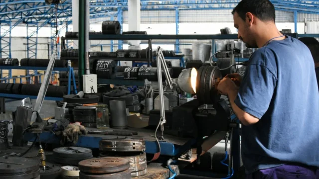 Alerta en las pymes industriales: la producción cayó casi 12%, se redujo el empleo y no hay señales de recuperación