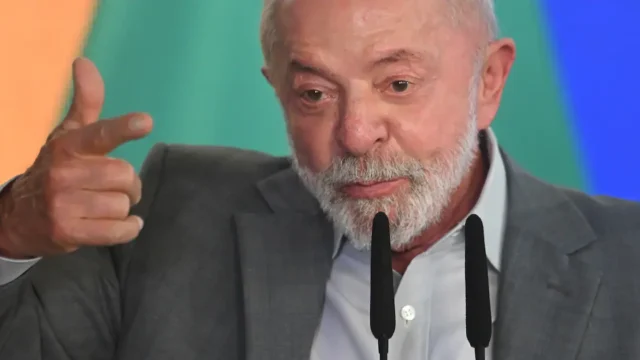 Lula, sobre la ida de Flávio Bolsonaro a EE.UU.: “Quien sale escondido de su país, debe alguna cosa”