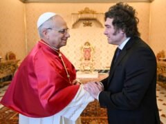 Milei y sus medidas, EN VIVO: el Presidente recibirá al papa León XIV al pie del avión y quieren transmitirlo por cadena nacional