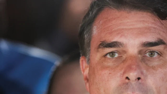 Cómo colaboró el Gobierno argentino con Flávio Bolsonaro para salir de Brasil