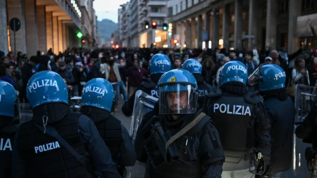Manifestantes italianos desafiaron el fuerte operativo de seguridad de Meloni y volvieron a chocar con la Policía