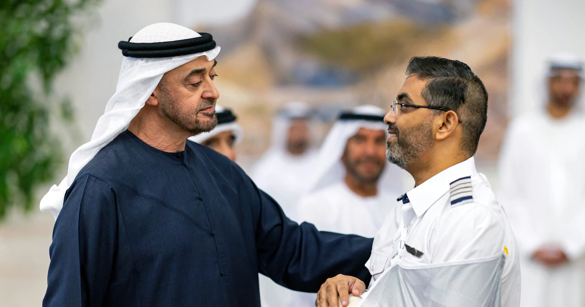 El presidente de Emiratos Árabes Unidos homenajeó al piloto de Flydubai y le otorgó la Orden de Zayed II de Primera Clase
