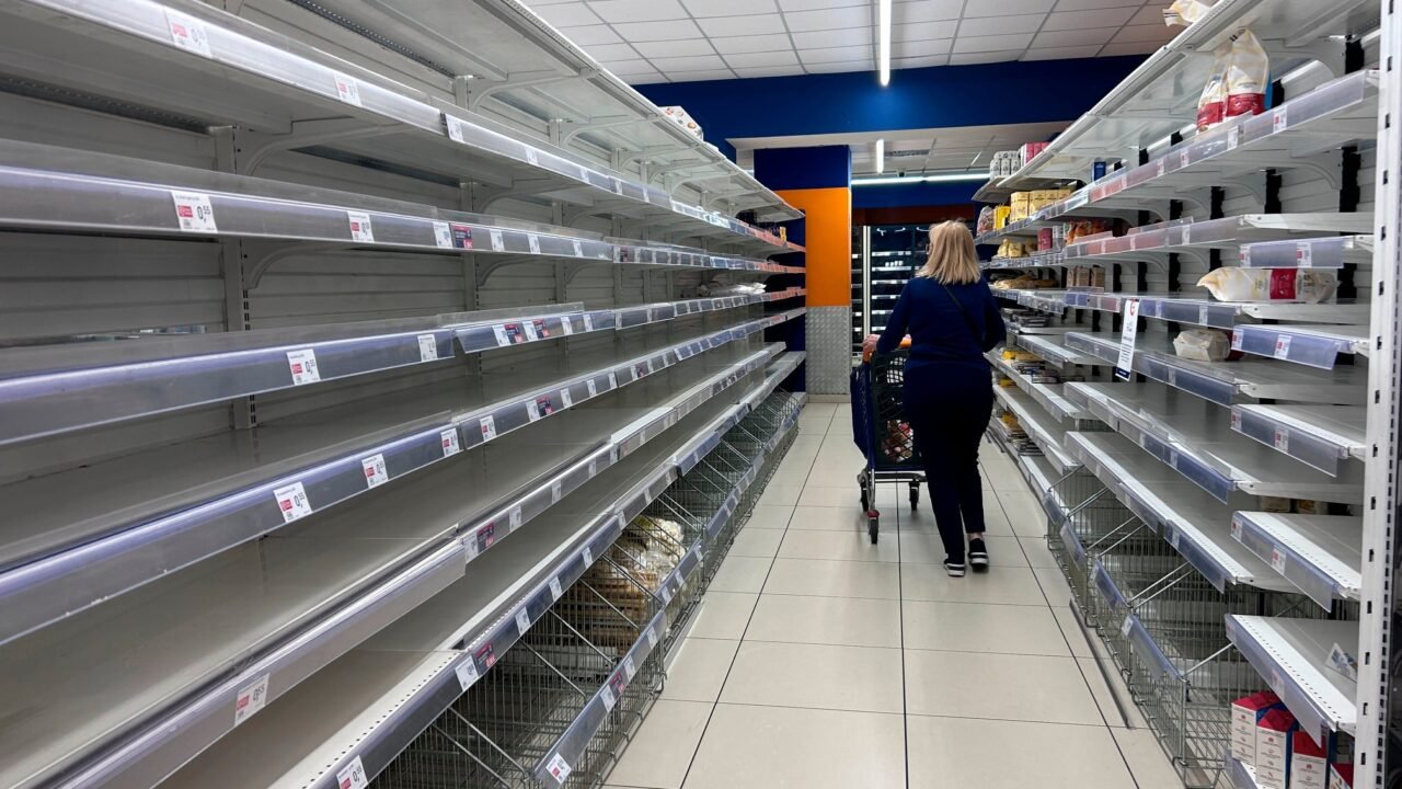 Una protesta de camioneros por el precio del diésel deja estanterías vacías en el sur de Italia