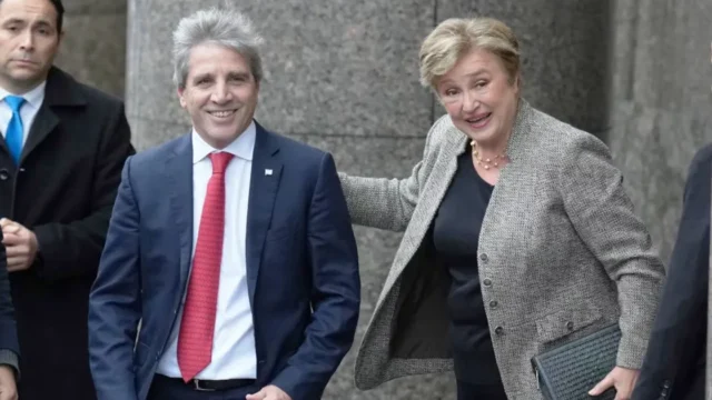 A la espera del FMI, las opciones del Gobierno para conseguir dólares y pagar la deuda en 2027