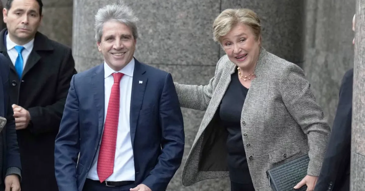 A la espera del FMI, las opciones del Gobierno para conseguir dólares y pagar la deuda en 2027