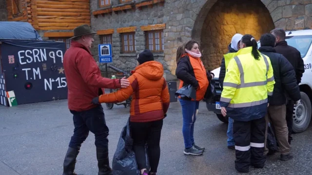 Cortés y funcionarios limpiaron las calles de Bariloche tras los festejos de la Semana de la Juventud