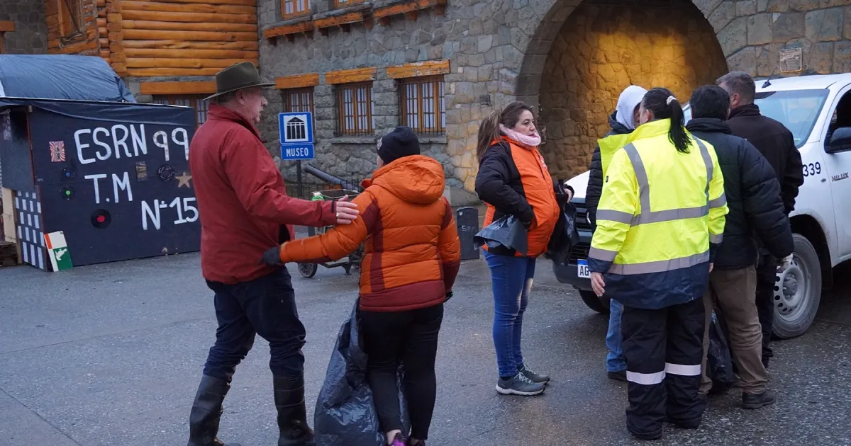 Cortés y funcionarios limpiaron las calles de Bariloche tras los festejos de la Semana de la Juventud