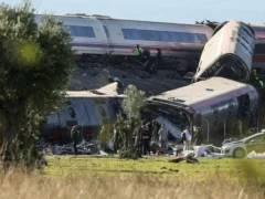 Choque de trenes en España: confirman un argentino entre los muertos y buscan a otro pasajero