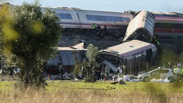 Choque de trenes en España: confirman un argentino entre los muertos y buscan a otro pasajero