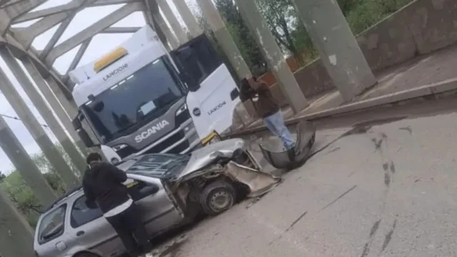 Un auto y un camión chocaron en el puente carretero: complicaciones el tránsito en el acceso a Cipolletti