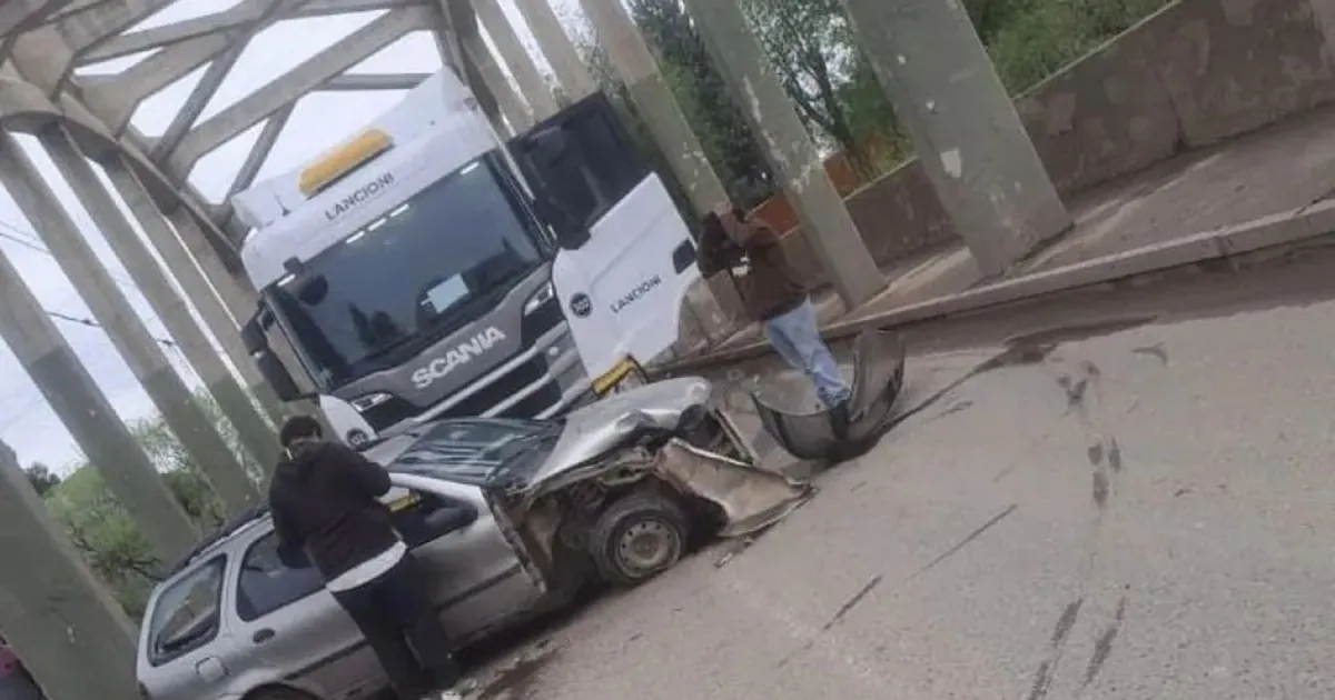 Un auto y un camión chocaron en el puente carretero: complicaciones el tránsito en el acceso a Cipolletti