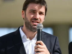Chubut | Torres deshoja la margarita: la fecha de las elecciones y el dilema de una alianza con Milei