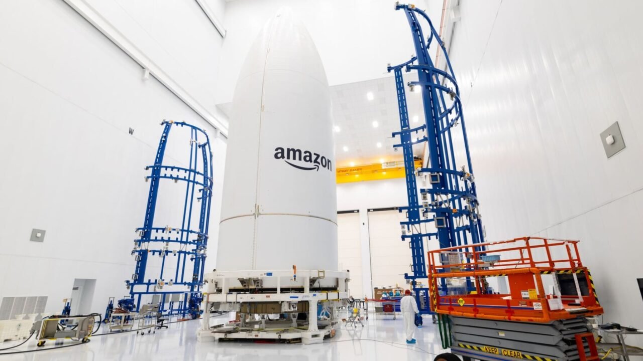 Amazon construyó el satélite 1.000 de su red Leo y se prepara para competir con Starlink