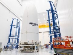 Amazon construyó el satélite 1.000 de su red Leo y se prepara para competir con Starlink