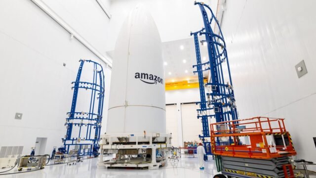 Amazon construyó el satélite 1.000 de su red Leo y se prepara para competir con Starlink