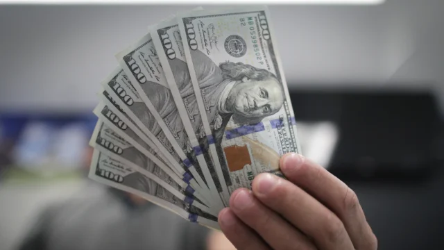 El dólar bajó en el mercado local, mientras que en Brasil volvió a subir frente al real