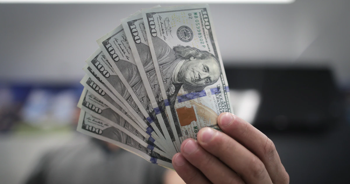 El dólar bajó en el mercado local, mientras que en Brasil volvió a subir frente al real