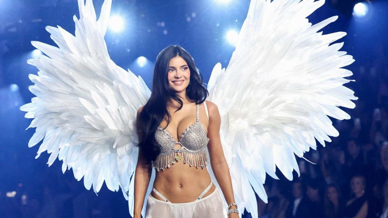 Kylie Jenner provoca críticas al portar el Fantasy Bra en el desfile de Victoria’s Secret: «Una falta de respeto total a las modelos de verdad»