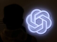 Demandan a OpenAI porque ChatGPT habría incitado a adolescentes a autolesionarse en Estados Unidos
