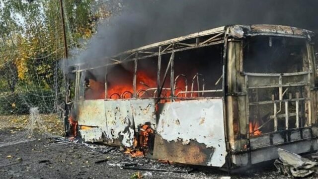 Un ataque ruso contra dos autobuses de pasajeros dejó al menos 30 muertos y 18 heridos en Ucrania