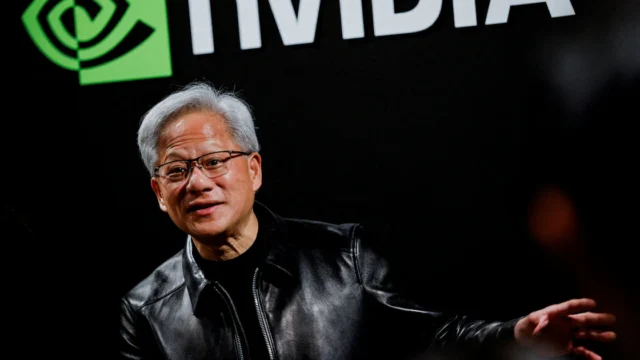 Fotos en un bar de Taipéi, chips de inteligencia artificial y una espía china: la trama que rodea al presidente de Nvidia