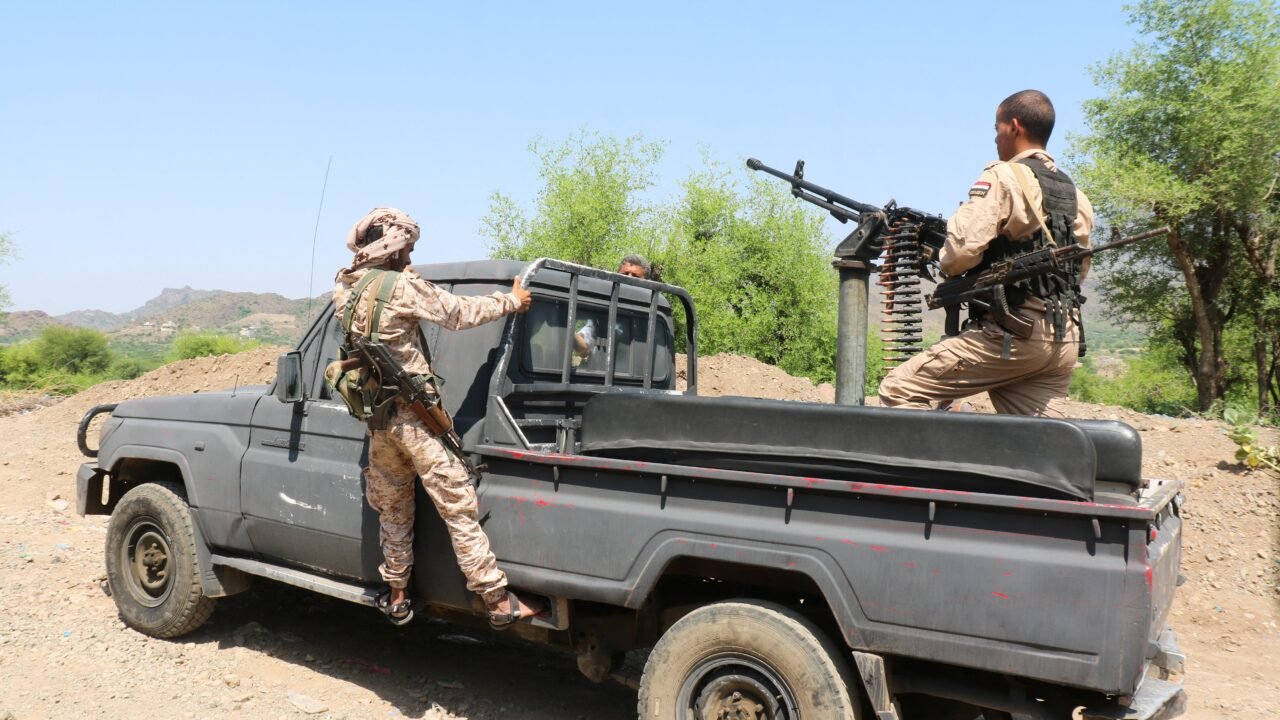 La coalición saudí inició ataques aéreos contra los rebeldes hutíes tras la toma de Turbah en Yemen