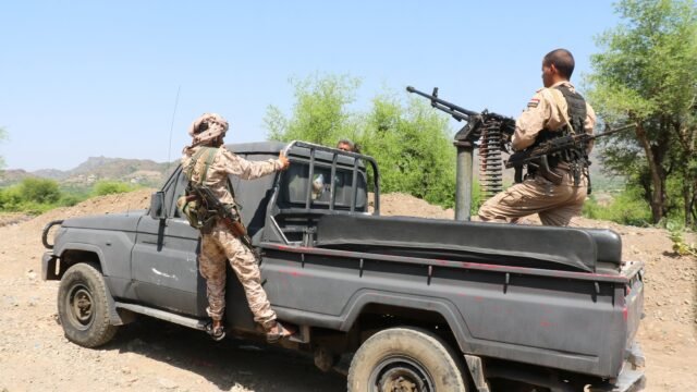 La coalición saudí inició ataques aéreos contra los rebeldes hutíes tras la toma de Turbah en Yemen