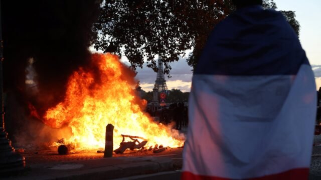 Emmanuel Macron advirtió que los autores de las violentas protestas en Francia “serán perseguidos y castigados”
