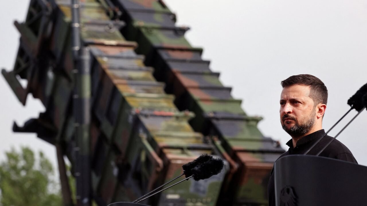 Zelensky pidió a la OTAN interceptores de misiles balísticos tras el nuevo bombardeo ruso contra la red eléctrica ucraniana