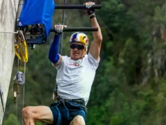 Cruzó 600 barras colgado a 216 metros de altura y completó un desafío extremo en Sudáfrica