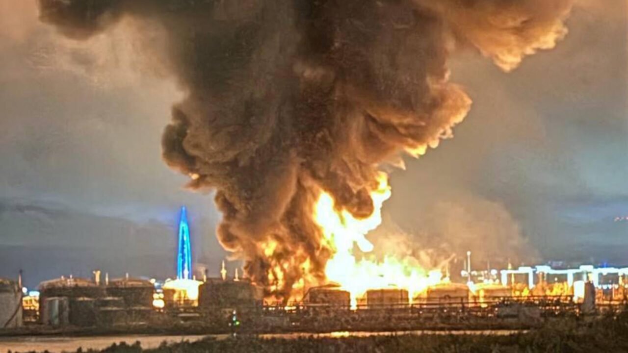 Ucrania lanzó contra San Petersburgo uno de los mayores ataques con drones: golpeó dos terminales petroleras y un centro logístico