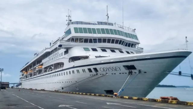 Pagaron para vivir viajando por el mundo, pero quedaron varados en Camboya cuando el crucero se quedó sin dinero para el combustible
