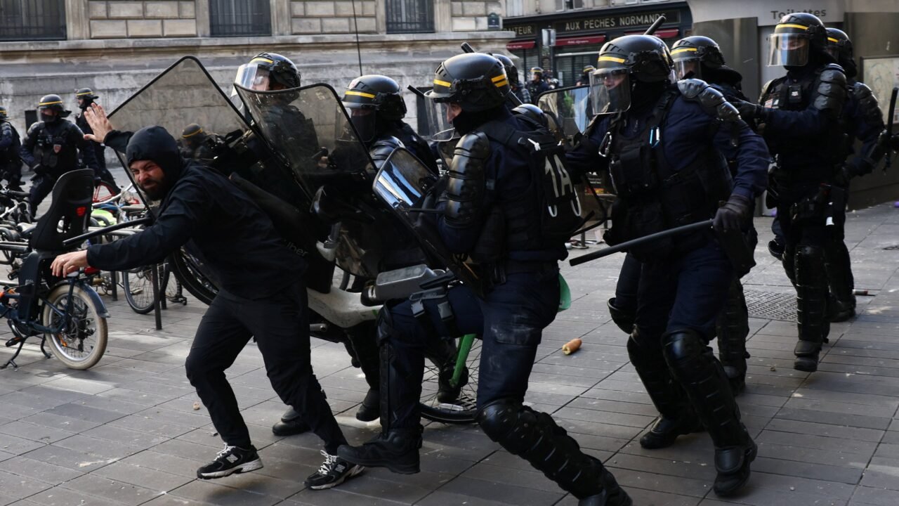 El gobierno de Francia reportó más de 1.800 detenidos durante las violentas protestas del sábado