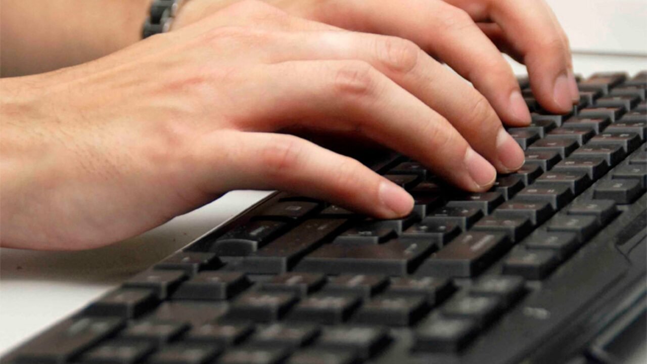 Grandes editoriales de Estados Unidos usan IA en secreto y sus empleados se rebelan