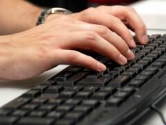 Grandes editoriales de Estados Unidos usan IA en secreto y sus empleados se rebelan