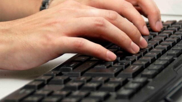 Grandes editoriales de Estados Unidos usan IA en secreto y sus empleados se rebelan