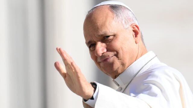 El Vaticano informó que el papa León XIV pasó una noche “tranquila” tras la cirugía para extirparle un tumor maligno del pulmón