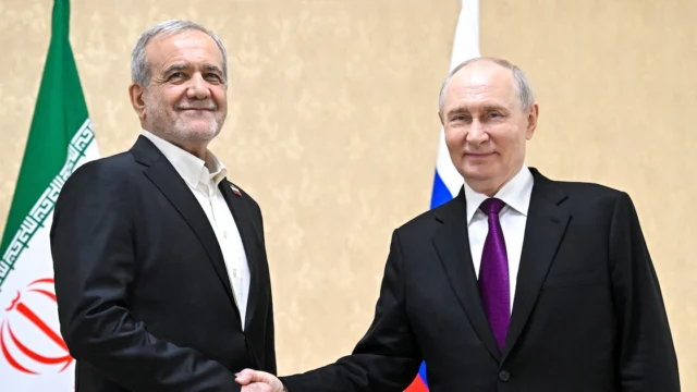 Vladimir Putin recibirá el 25 de octubre al presidente iraní Masud Pezeshkian en Moscú