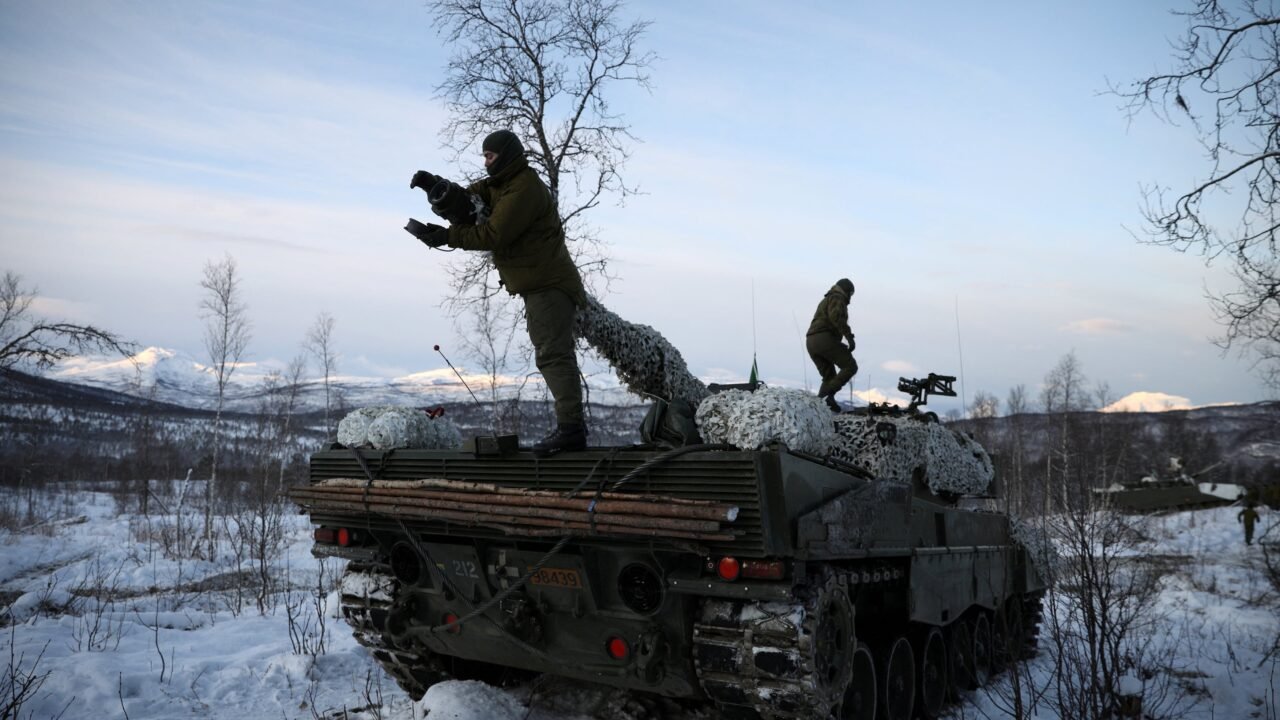 Noruega detectó que los autos chinos usados por militares grababan bases y códigos de acceso