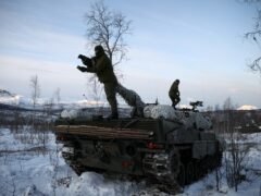Noruega detectó que los autos chinos usados por militares grababan bases y códigos de acceso