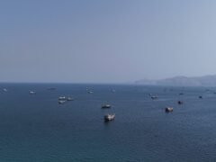 Irán intensifica los ataques a buques en Ormuz mientras aumentan los flujos de petróleo y gas