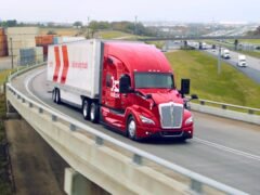 Estados Unidos autorizó a los camiones sin conductor a prescindir de los triángulos de advertencia