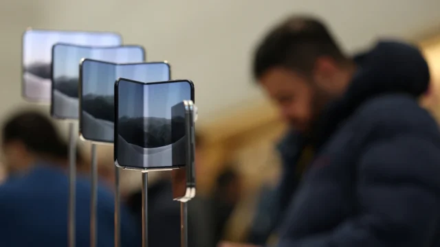 Por qué se está rompiendo la pantalla del nuevo iPhone Duo