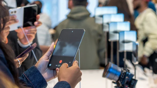 Aumentan quejas por el iPhone Duo, el plegable de Apple que lleva solo 4 días en el mercado
