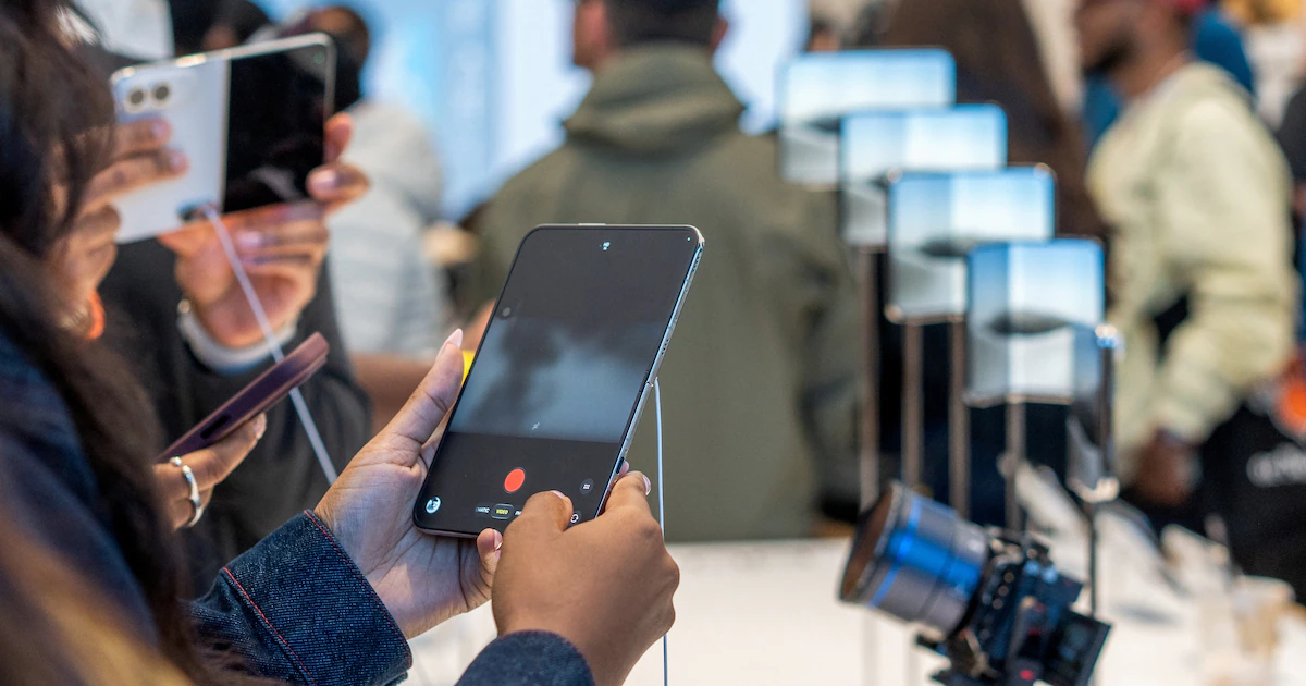 Aumentan quejas por el iPhone Duo, el plegable de Apple que lleva solo 4 días en el mercado