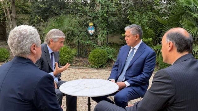 Vaca Muerta exportadora: Rolando Figueroa inició conversaciones para potenciar un gasoducto a Chile