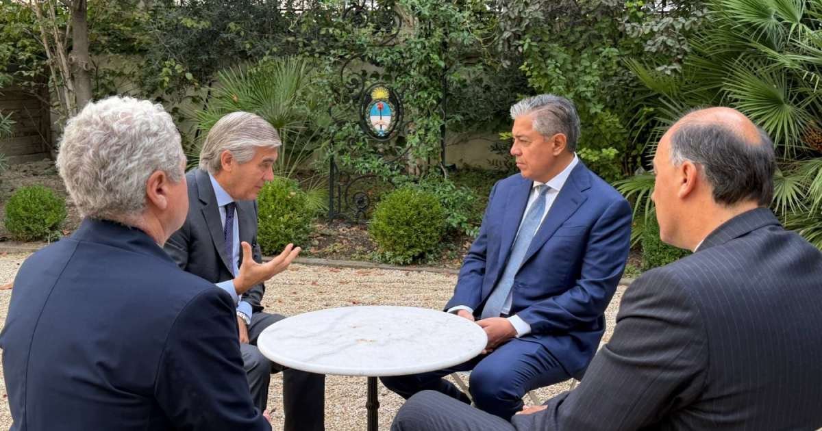 Vaca Muerta exportadora: Rolando Figueroa inició conversaciones para potenciar un gasoducto a Chile