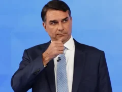 Migraciones confirmó que Flávio Bolsonaro pasó por Argentina: el avión privado en el que viaja hizo una escala en Ecuador