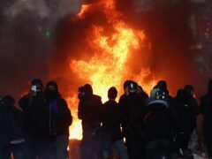 Sigue la tensión en Francia: París vivió un nuevo episodio de violencia y saqueos en torno a la plaza de la República